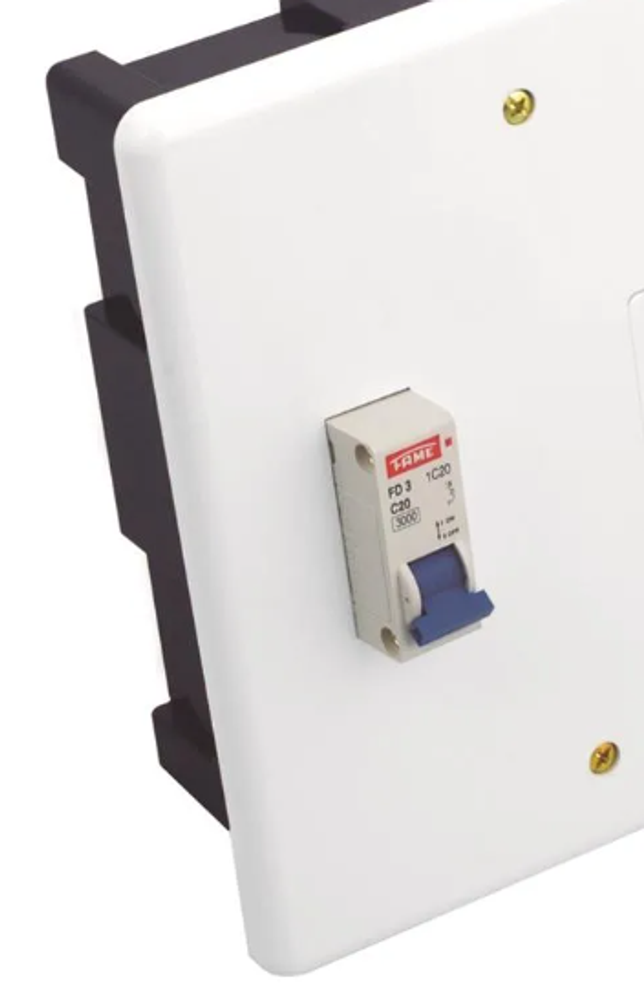 Caixa Versátil de Embutir Tomada 2P+T 20A 250V e Disjuntor